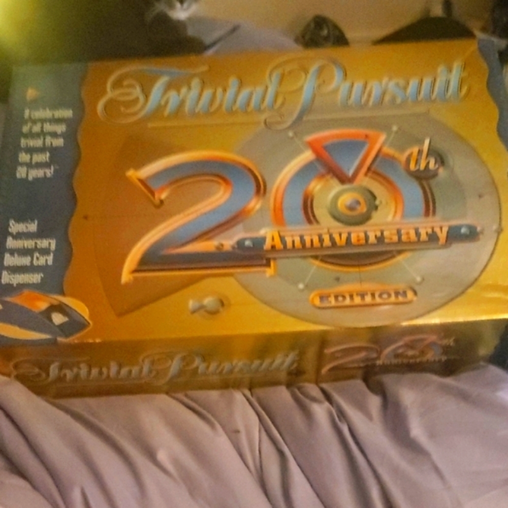 Hasbro Trivial Pursuit 20th Anniversary Edition - Gold and Blue